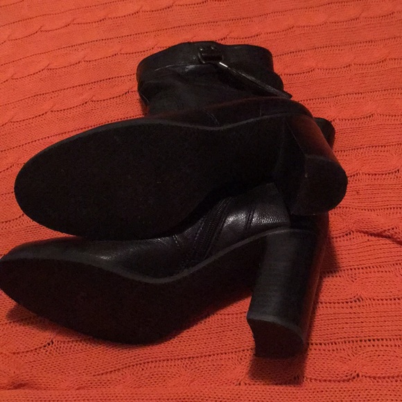 Fierce black bootie! Leather with tassel detail. - Picture 4 of 6